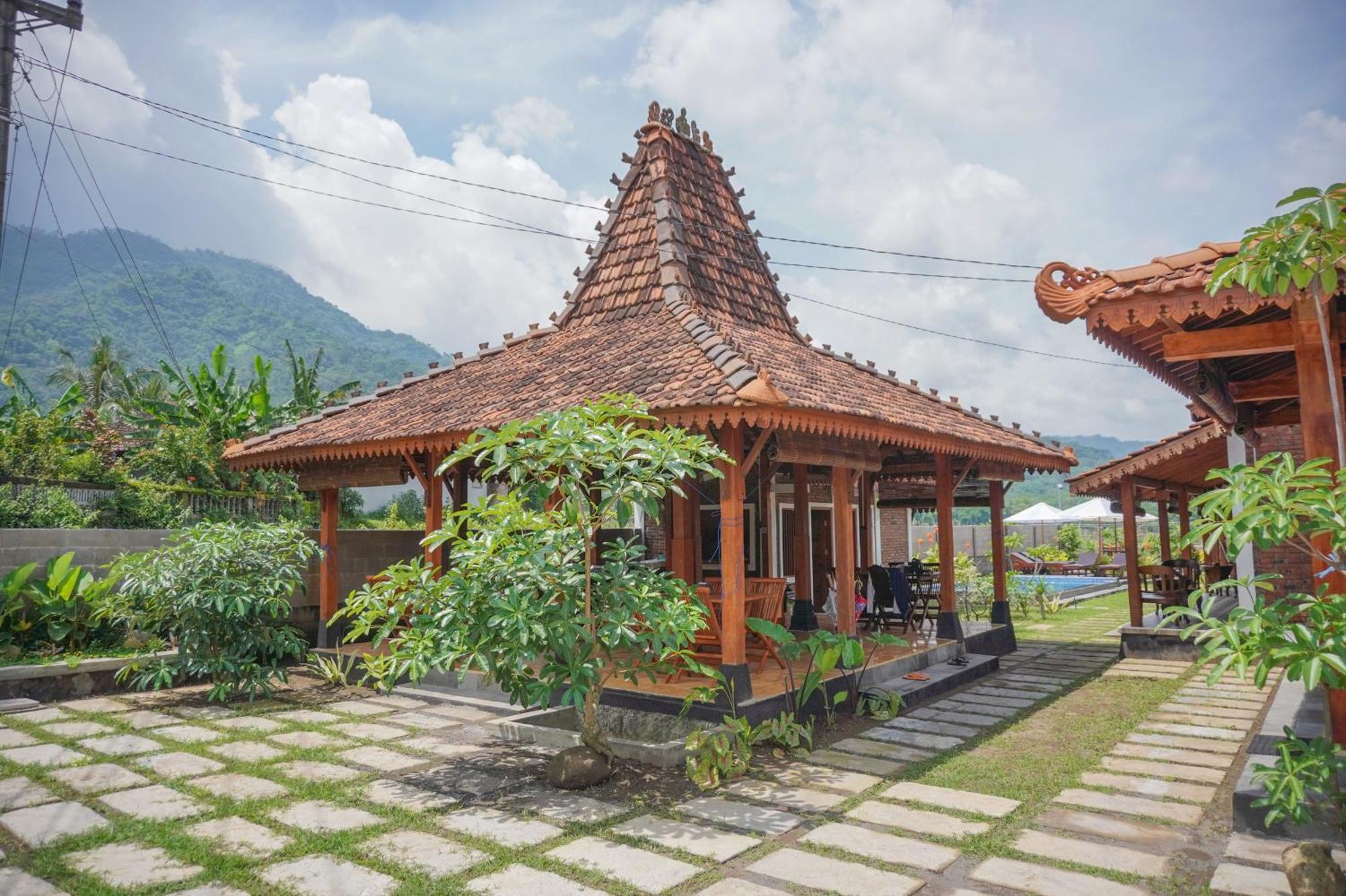 Joglo Kemadu Hotel Magelang Exterior photo